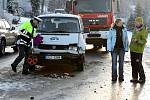 Osobní automobil s mikrobusem se srazily v sobotu 3. ledna na křižovatce v Kořenově.