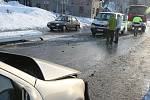 Osobní automobil s mikrobusem se srazily v sobotu 3. ledna na křižovatce v Kořenově.