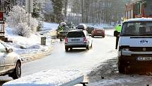 Osobní automobil s mikrobusem se srazily v sobotu 3. ledna na křižovatce v Kořenově.