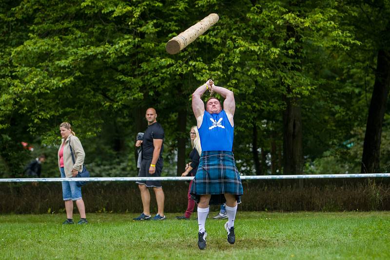 Skotské hry, 17. ročník akce, kde nechyběla tradiční skotská hudba, ukázky letu cvičených dravých ptáků a těžkoatletické soutěže jako je hod závažím do dálky, hod kládou nebo vrh kamenem, se konaly 19. srpna v parku zámku Sychrov na Liberecku.