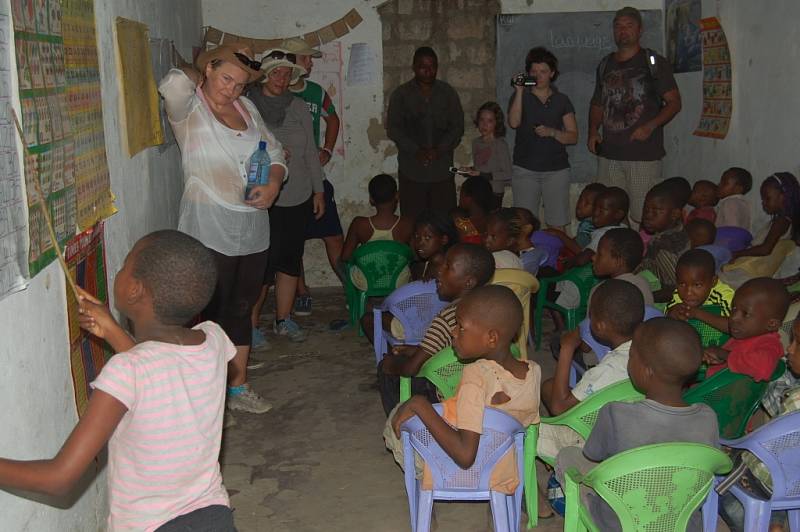 Státní škola v africké vesnici. Lenka Vrátná se rozhodla pomoci sbírkou školních pomůcek.