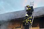 Na Semilsku hořel rodinný dům. Na místo vyrazilo pět hasičských jednotek.