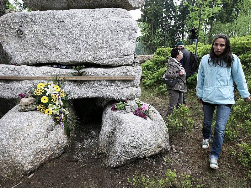 U PAMÁTNÍKU. Slavnostního odhalení v Bedřichově se zúčastnily desítky lidí.