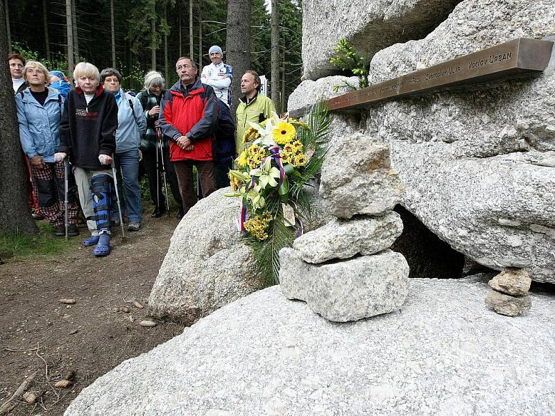 U PAMÁTNÍKU. Slavnostního odhalení v Bedřichově se zúčastnily desítky lidí.