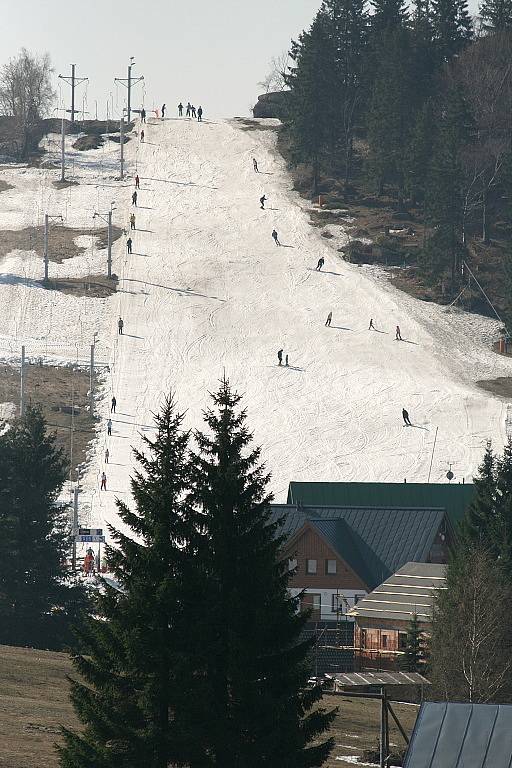 Velikonoční svátky se v Jizerských horách nesly v duchu posledního lyžování. SKI Bižu spustila vleky na Severáku. 