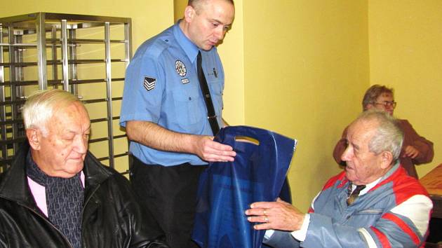 Strážníci MP Jablonec pomáhají i seniorům v rámci programů prevence.