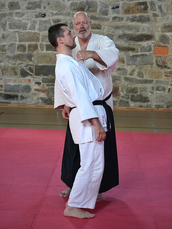 Dva věhlasní zahraniční mistři bojového umění, aikido a taichi, vedou sportovní kemp v nejvýše položené osadě Jizerských hor na Jizerce.