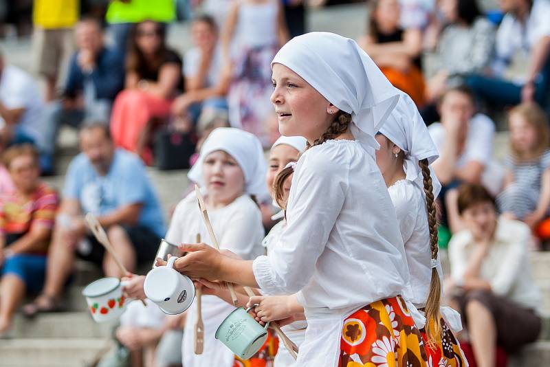 Dětský pěvecký sbor Iuventus Gaude! a taneční soubor při ZUŠ (na snímku) vystoupili 6. června v Jablonci nad Nisou v rámci hudebního festivalu Město plné tónů 2018.