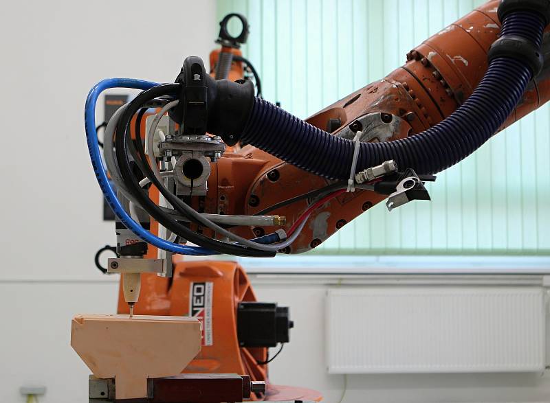 Na Střední průmyslové škole technické slavnostně otevřeli učebnu robotiky.