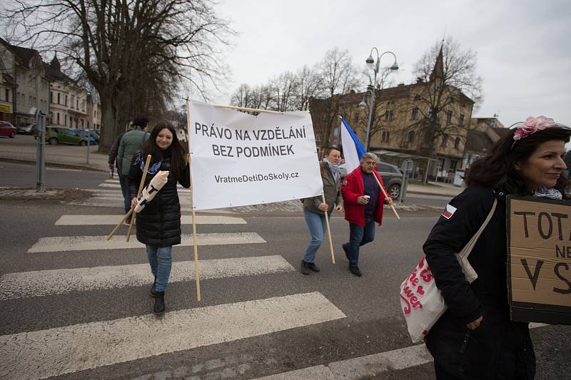 Pokojné shromáždění na podporu vedení Waldorfské školy Semily, která nepožaduje po dětech testování na Covid-19.