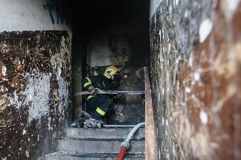 Cvičení hasičů 28. září v Tanvaldě. Jednotka prováděla reálnou simulaci hašení požáru v bytovém objektu.