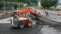 Stavba kruhového objezdu na křižovatce Tovární s Libereckou ulicí v roce 2010.