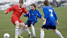 Přátelské fotbalové utkání před zahájením mistrovských soutěží sehráli žáci FK BAUMIT Jablonec B (v červeném), kteří v Břízkách porazili Pardubice 3:1 (2:1).