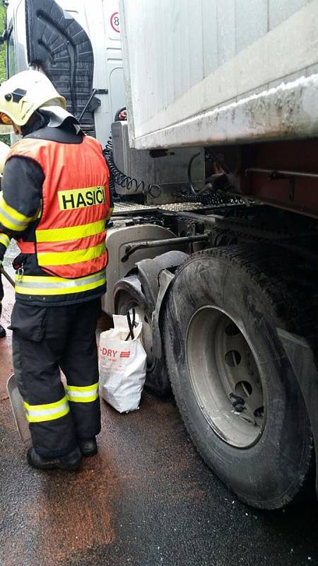 V pátek po poledni vyjížděly záchranářské jednotky do zatáček u Železného Brodu. K nehodě dvou kamionů.