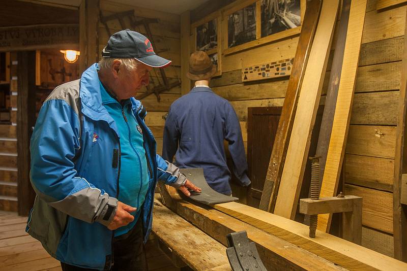 Expozice nově otevřeného Ski muzea v Harrachově na snímku z 13. září. Muzeum vybudovali vlastními silami bratři Slavíkovi během dvou let a je zde vystaveno přes 8000 exponátů.