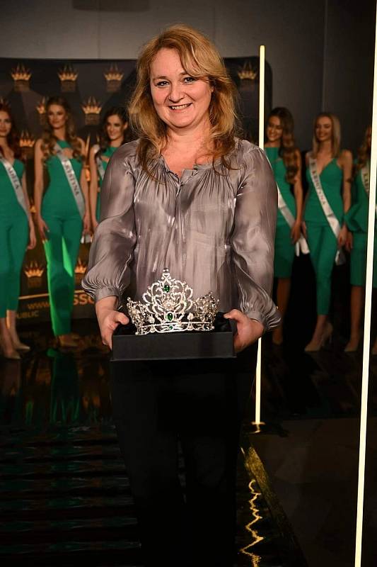 Finále soutěže Miss Czech Republic 2022 ozdobily korunky z jablonecké šperkařské dílny.