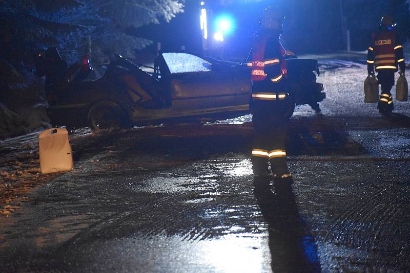 Na velikonoční pondělí večer se stala na silnici kousek pod Dolní Černou Studnicí směrem na Jablonec tragická nehoda.