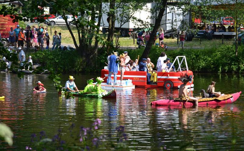 Tradiční neckyáda na Jizeře v areálu Žlutých lázní vyvrcholila sjezdem splavu.