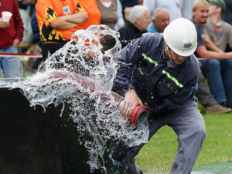 5. kolo Podkozákovské hasičské ligy 2009 v Tatobitech. Muži z Peřimova při svém pokusu.