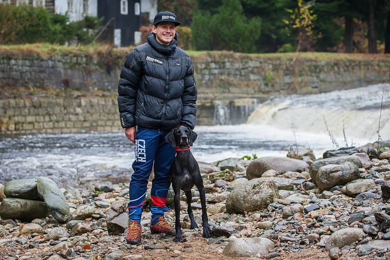 Musher Václav Vančura a jeho pes Čert na snímku z 25. října v Rokytnici nad Jizerou.