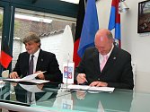V sídle regionálního zastoupení Libereckého kraje v Bruselu podepsali hejtman Libereckého kraje Petr Skokan (vpravo) a prezident  autonomního regionu Valle d´Aosta Luciano Caveri dohodu o partnerství.