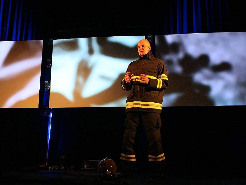 Svoje zážitky ze zásahů u dopravních nehod převyprávěli studentům jabloneckých středních škol před dramatickou audiovizuální kulisou policista, hasič, záchranář a účastník nehody ve velkém sále jabloneckého Eurocentra.