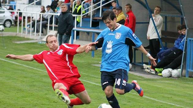 Železný Brod prohrál s Dobrovicemi 4:0. Na snímku se snaží zblokovat Tomáš Hartl z Brodu centr Jiřího Béma z Dobrovic.