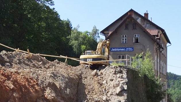 Unikátní budova Dolního nádraží v Jablonci se zřejmě dočká záchrany, jablonečtí zastupitelé schválili zájem o převod či prodej majetku ze SŽDC na město.