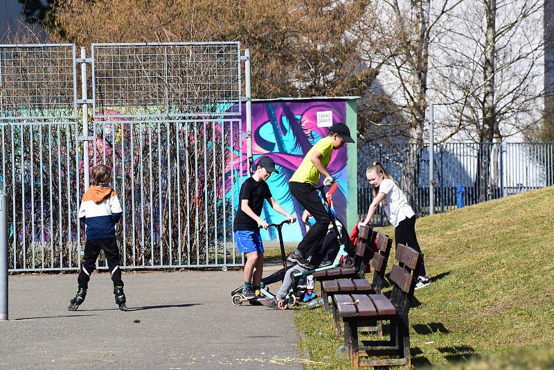 Lidé bez roušek okolo přehrady.