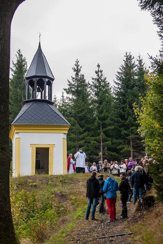 Mše u zvoničky v Loužnici na Jablonecku proběhla 28. září v rámci setkání rodáků, přátel a občanů obce Loužnice.