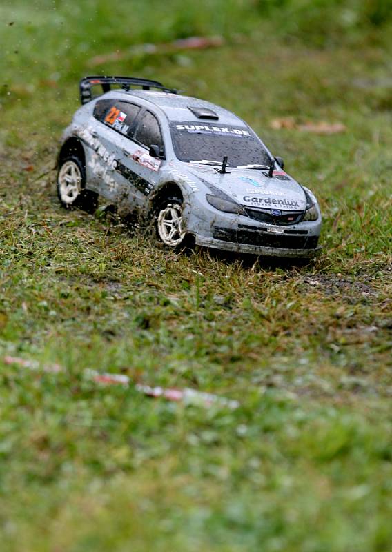 Minulou neděli se okolo městské haly v Jablonci jezdila rally RC modelů. 