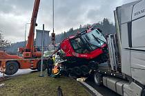 Kruhový objezd v Tanvaldu ve čtvrtek 14. prosince částečně zablokoval nákladní vůz, z jehož návěsu se uvolnila rolba.