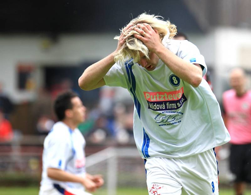 Fotbalisté Velkých Hamrů prohráli se Sedmihorkami (v růžovém) těsně 0:1. O výsledku rozhodla přísná penalta.