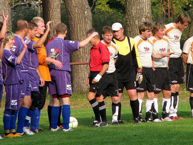 Fotbalisté Kokonína v šedém postoupili do semifinále Tipsport okresního poháru, když v úterý porazili Rychnov vysoko 5:1. V semifinále se Kokonín střetne s vítězem dvojice Lučany B – Jenišovice B.