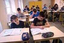 Ve školním klubu Základní školy Antonína Bratršovského se připravují deváťáci na přijímací zkoušky na střední školy. Na snímcích test z matematiky pod vedením učitelky Pavly Petrákové.