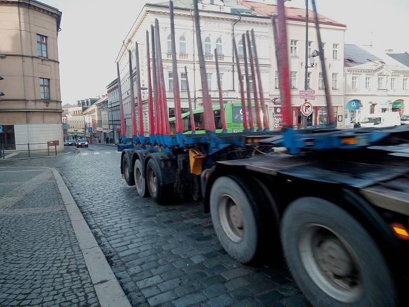 Provoz na silnici protínající historické centrum Turnova přes náměstí Českého ráje.