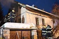 Pět jednotek hasičů zasahovalo ve čtvrtek odpoledne u požáru rodinného domu ve Velkých Hamrech. Foto: HZSLK