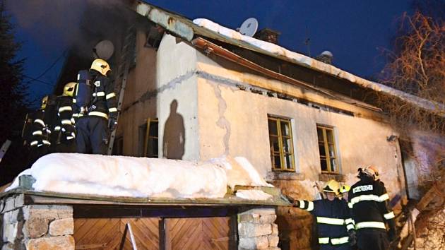 Pět jednotek hasičů zasahovalo ve čtvrtek odpoledne u požáru rodinného domu ve Velkých Hamrech. Foto: HZSLK