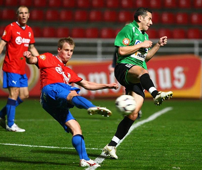 V dalším kole 1. Gambrinus ligy se utkala družstva domácí FC Viktoria Plzeň s  FK Baumit Jablonec. Mírnou územní převahu domácí vyjádřili pouze vyrovnávacím gólem Petra Trappa na začátku 2. půle. V prvním poločase se trefil jablonecký Petr Zábojník.