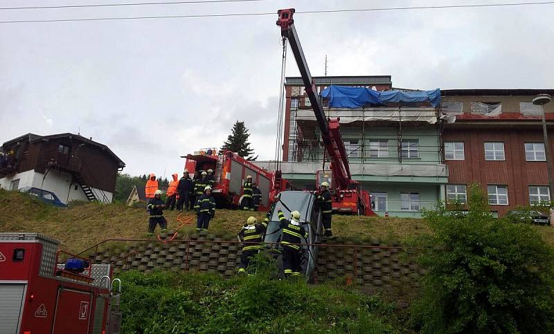 Kuriozní nehoda: u polikliniky sjelo auto