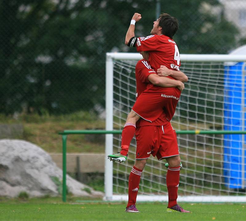 Jiskra Mšeno porazila v domácím utkání Nový Bydžov (v bílém) 2:0.