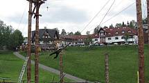 Harrachov. Vertikal park s obří houpačkou a lezeckou stěnou.