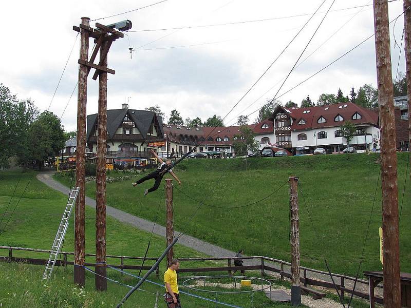 Harrachov. Vertikal park s obří houpačkou a lezeckou stěnou.