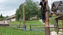 Harrachov. Vertikal park s obří houpačkou a lezeckou stěnou.