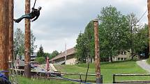 Harrachov. Vertikal park s obří houpačkou a lezeckou stěnou.