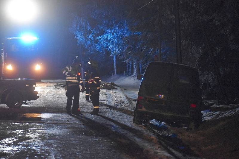 Na velikonoční pondělí večer se stala na silnici kousek pod Dolní Černou Studnicí směrem na Jablonec tragická nehoda.