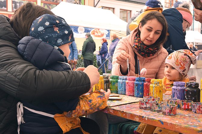 Až do pátku 29. března v centru Jablonce nad Nisou probíhají tradiční Velikonoční slavnosti, trhy s velikonočním zbožím, řemeslnými výrobky, jídlem a pitím.