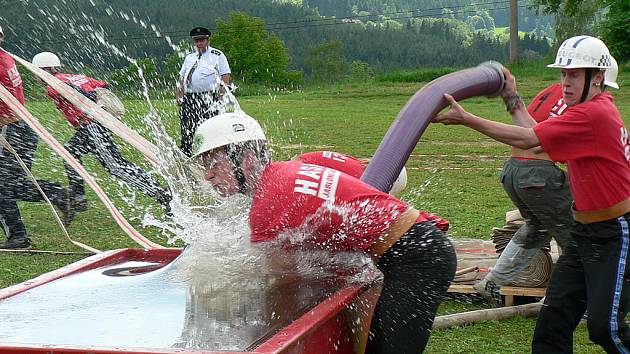 Hasičská soutěž. Požární útok.