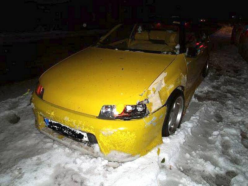 PO KARAMBOLECH MEZI STROMY. Řidič Peugeotu 206 sjel ze silnice a narazil postupně do čtyř stromů.