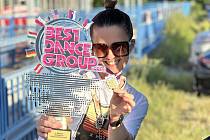 Hana Kohuš, vedoucí a majitelka jablonecké taneční školy X-Dance, s cenou za 1. místo v soutěži Nejlepší taneční skupina Evropy 2.